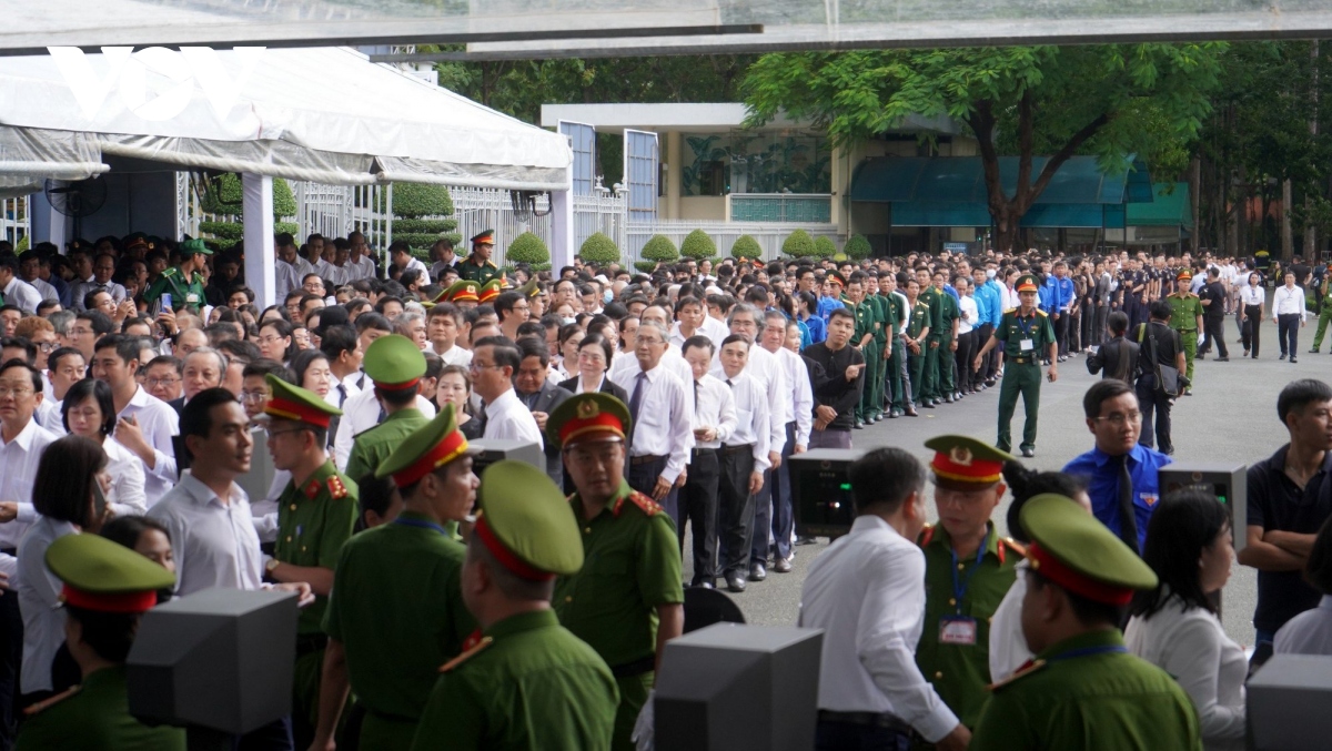 Dòng người phương Nam đội mưa, xếp hàng vào viếng Tổng Bí thư Nguyễn Phú Trọng